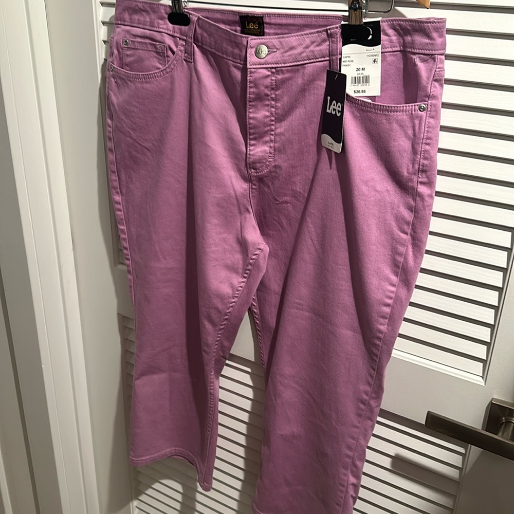 NWT Lee Mid Rise Lilac Pansy Capri with five pockets.
